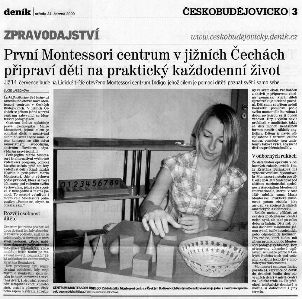 Žena v Montessori centru pracuje u stolu s dřevěnými pomůckami a košíkem, novinový článek.